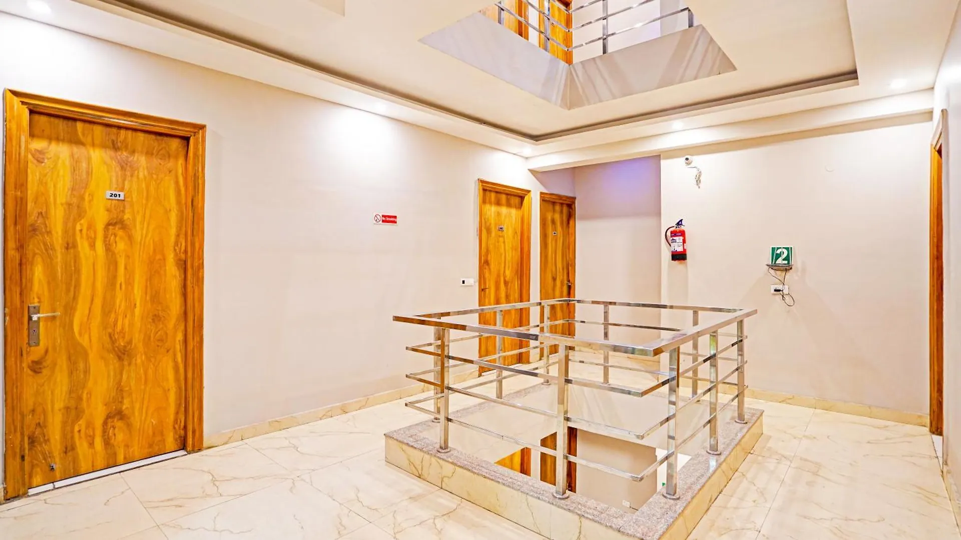 Niketan 2 Bedroom Room With Kitchen & Balcony - Near Medanta Hospital グルガウン アパート