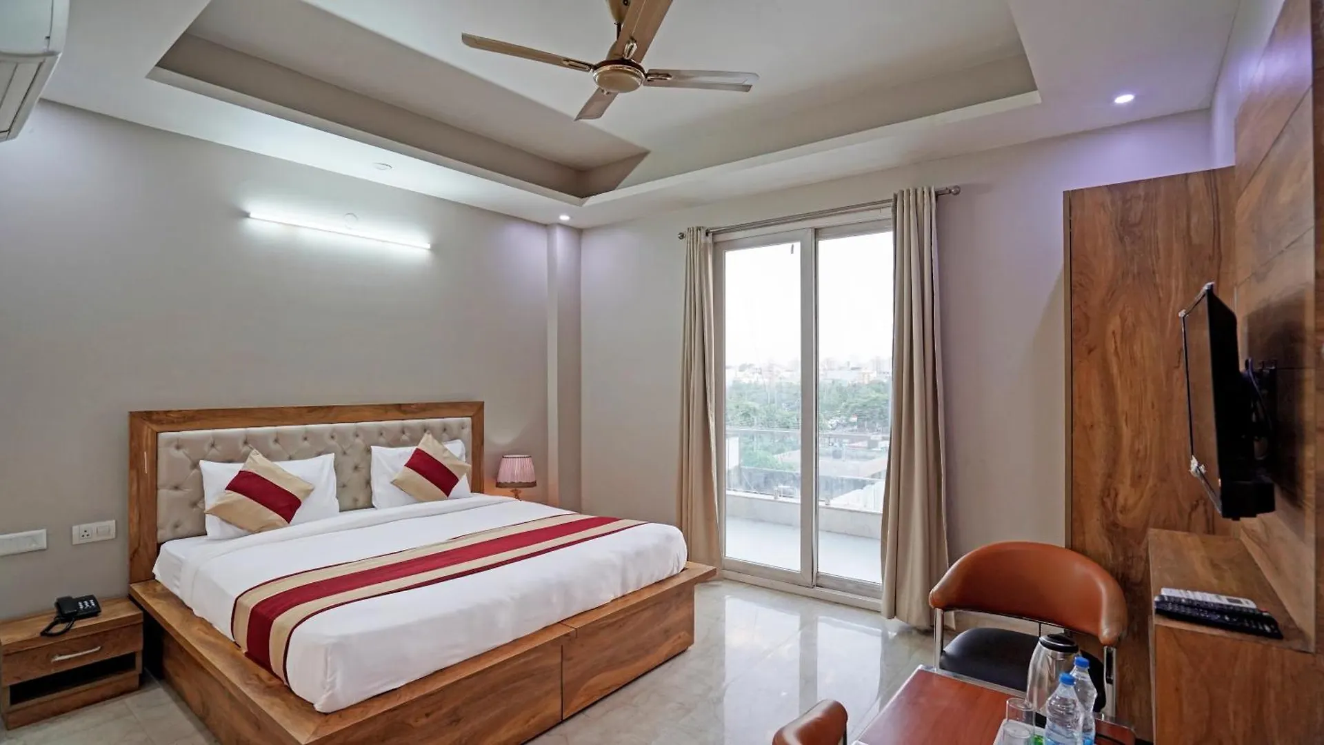 Niketan 2 Bedroom Room With Kitchen & Balcony - Near Medanta Hospital Gurgaon 0*,  Índia