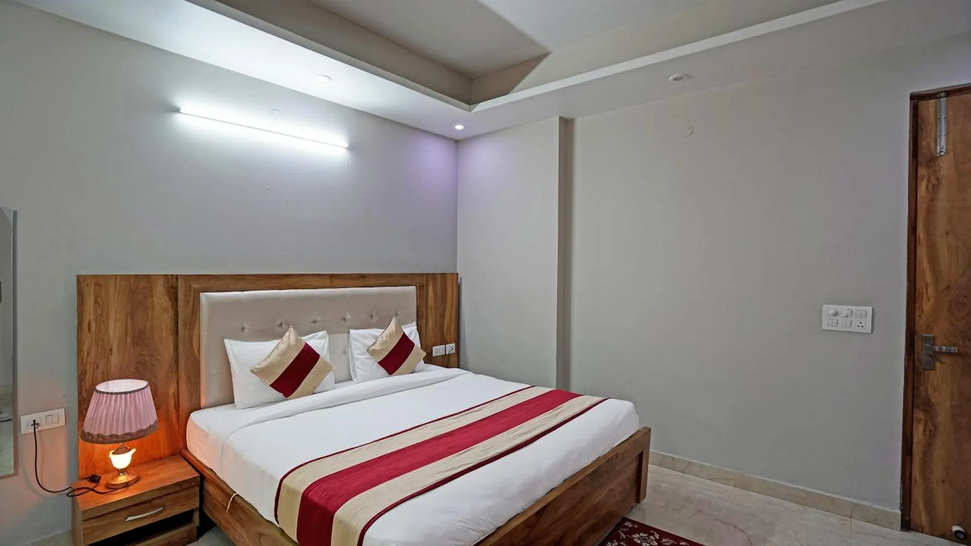 Niketan 2 Bedroom Room With Kitchen & Balcony - Near Medanta Hospital Gurgaon Apartamento